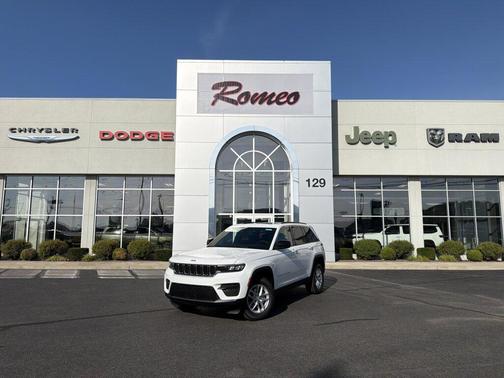 Bright White Clearcoat 2026 Jeep Grand Cherokee Laredo