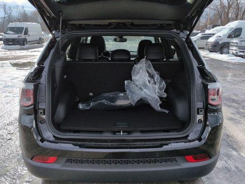 Diamond Black Crystal Pearlcoat 2026 Jeep Compass Limited