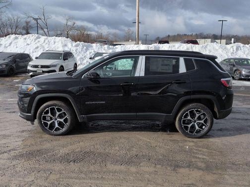 Diamond Black Crystal Pearlcoat 2026 Jeep Compass Limited