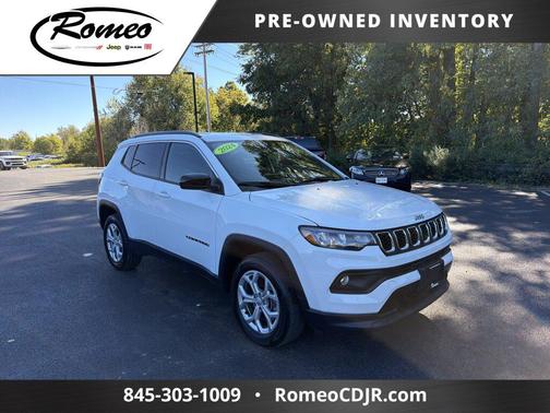 Bright White Clearcoat 2024 Jeep Compass Latitude