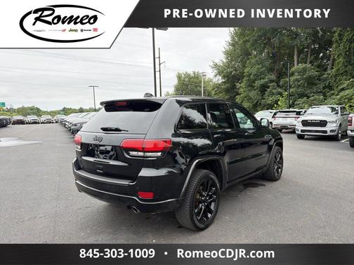 Diamond Black Crystal Pearlcoat 2021 Jeep Grand Cherokee Laredo