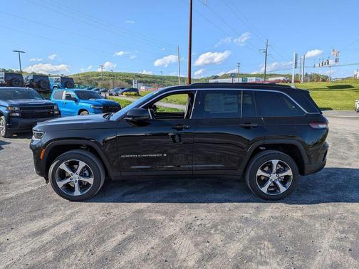 Diamond Black Crystal Pearlcoat 2026 Jeep Grand Cherokee Limited