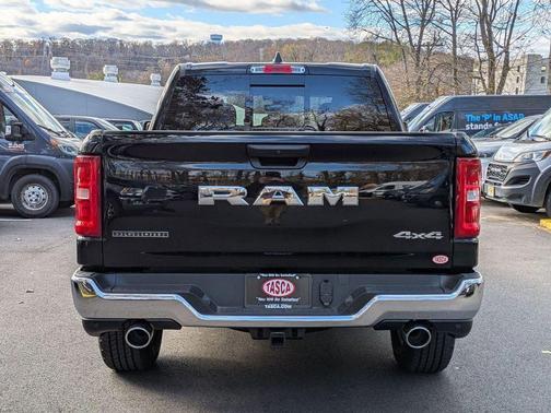 Diamond Black Crystal Pearlcoat 2026 RAM 1500 Big Horn/Lone Star