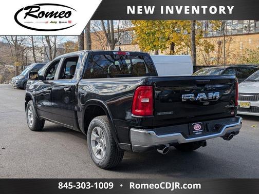 Diamond Black Crystal Pearlcoat 2026 RAM 1500 Big Horn/Lone Star