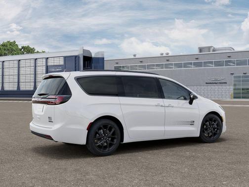 Bright White Clearcoat 2027 Chrysler Pacifica L