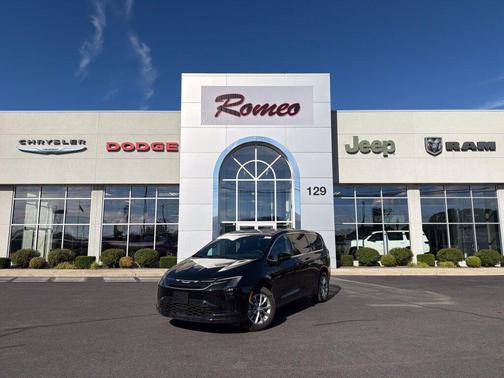 Diamond Black Crystal Pearlcoat 2027 Chrysler Pacifica L