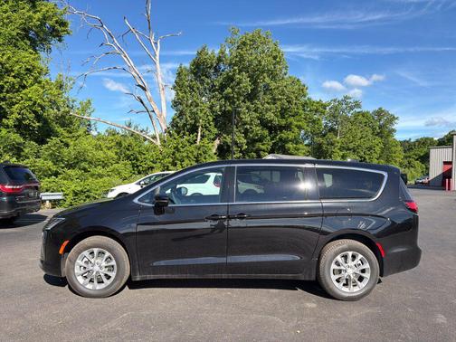 Diamond Black Crystal Pearlcoat 2027 Chrysler Pacifica L