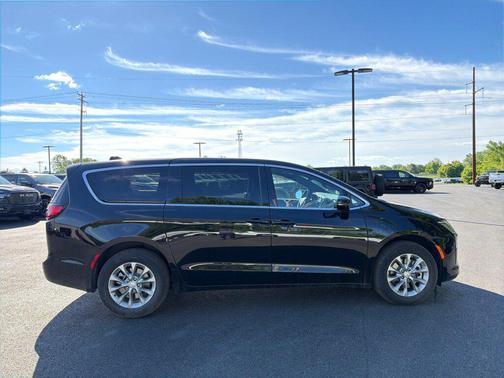 Diamond Black Crystal Pearlcoat 2027 Chrysler Pacifica L