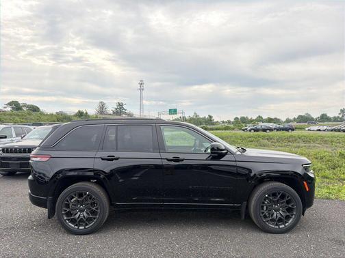 Diamond Black Crystal Pearlcoat 2026 Jeep Grand Cherokee Summit
