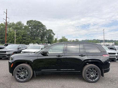 Diamond Black Crystal Pearlcoat 2026 Jeep Grand Cherokee Summit
