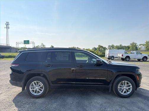 Diamond Black Crystal Pearlcoat 2026 Jeep Grand Cherokee L Altitude