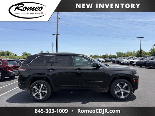 Diamond Black Crystal Pearlcoat 2026 Jeep Grand Cherokee Limited