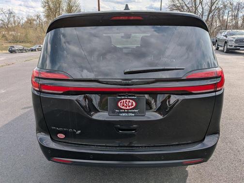 Diamond Black Crystal Pearlcoat 2026 Chrysler Pacifica L