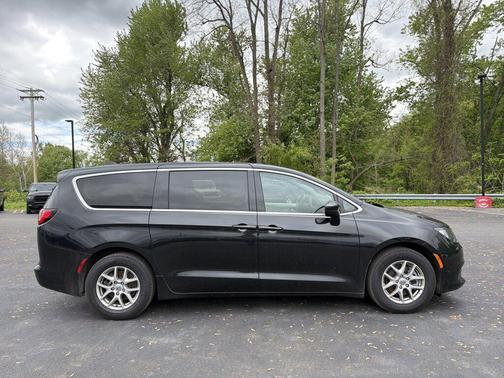 Brilliant Black Crystal Pearlcoat 2022 Chrysler Voyager LX