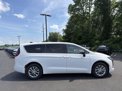Bright White Clearcoat 2027 Chrysler Pacifica L