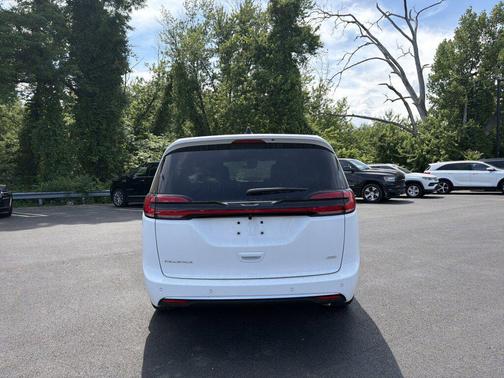 Bright White Clearcoat 2027 Chrysler Pacifica L