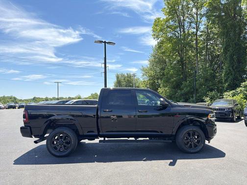 Diamond Black Crystal Pearlcoat 2022 RAM 2500 Laramie Crew Cab 4x4 6'4' Box