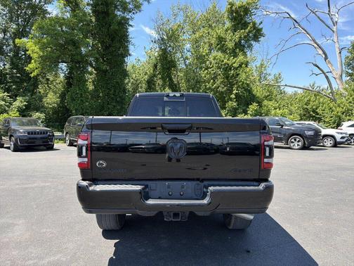 Diamond Black Crystal Pearlcoat 2022 RAM 2500 Laramie Crew Cab 4x4 6'4' Box