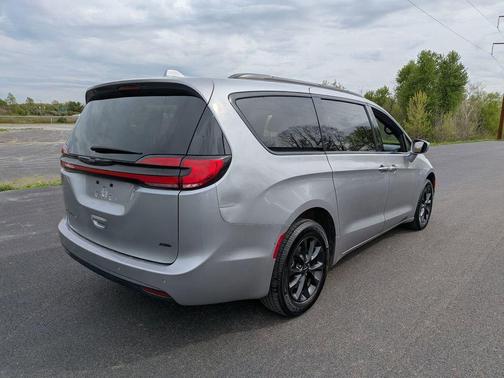 Billet Silver Metallic Clearcoat 2021 Chrysler Pacifica Touring AWD