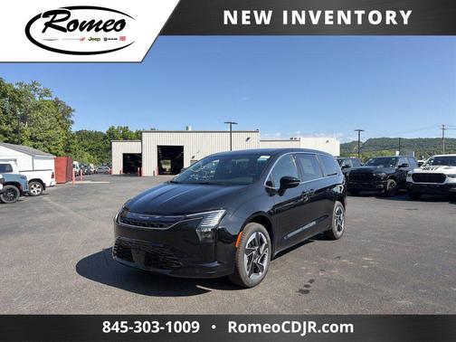 Diamond Black Crystal Pearlcoat 2027 Chrysler Pacifica Limited