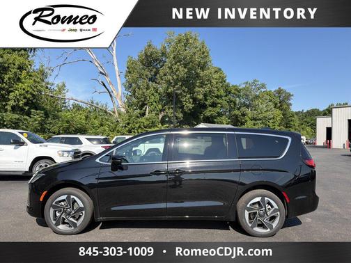 Diamond Black Crystal Pearlcoat 2027 Chrysler Pacifica Limited