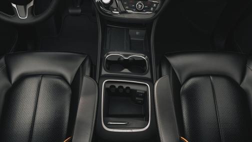 Diamond Black Crystal Pearlcoat 2027 Chrysler Pacifica Limited