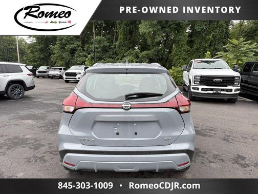 Boulder Gray Pearl 2023 Nissan Kicks SV