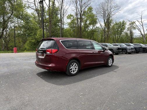 Velvet Red Pearlcoat 2023 Chrysler Voyager LX