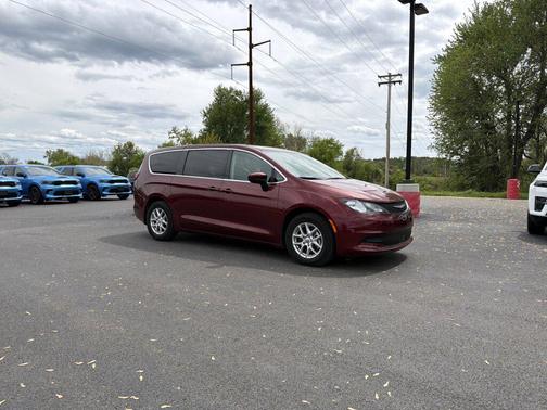 Velvet Red Pearlcoat 2023 Chrysler Voyager LX