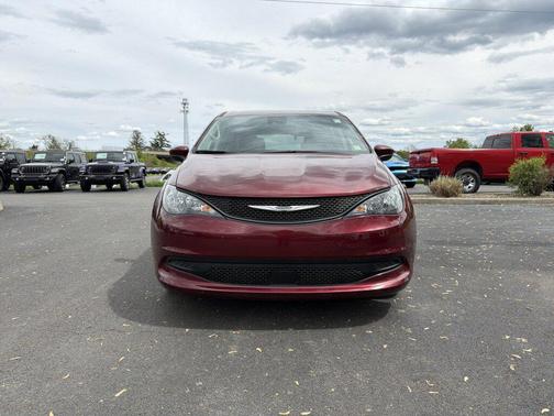 Velvet Red Pearlcoat 2023 Chrysler Voyager LX