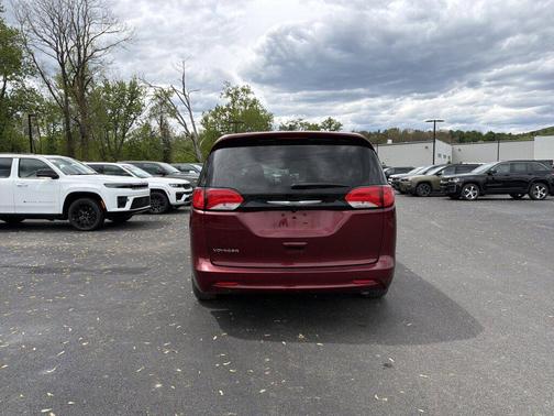 Velvet Red Pearlcoat 2023 Chrysler Voyager LX