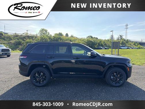 Diamond Black Crystal Pearlcoat 2026 Jeep Grand Cherokee Altitude