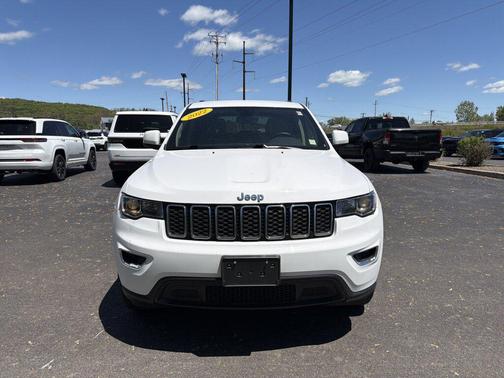 Bright White Clearcoat 2022 Jeep Grand Cherokee Laredo