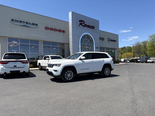 Bright White Clearcoat 2022 Jeep Grand Cherokee Laredo