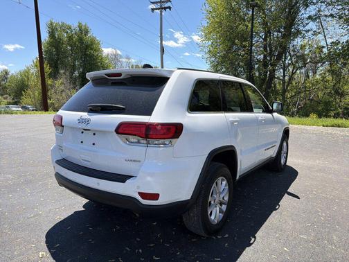 Bright White Clearcoat 2022 Jeep Grand Cherokee Laredo