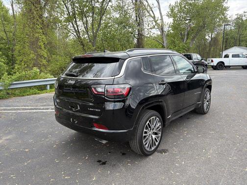 Diamond Black Crystal Pearlcoat 2022 Jeep Compass Limited