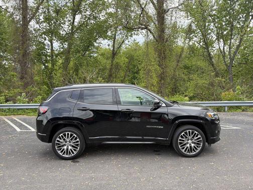 Diamond Black Crystal Pearlcoat 2022 Jeep Compass Limited