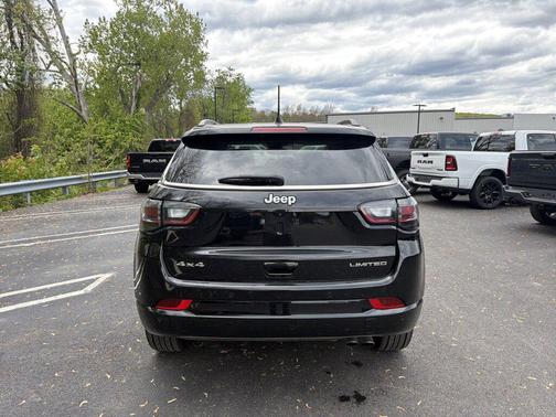 Diamond Black Crystal Pearlcoat 2022 Jeep Compass Limited