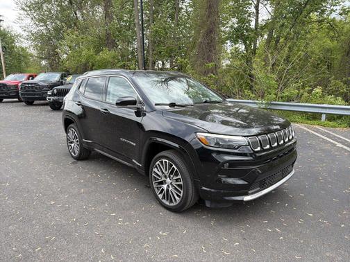 Diamond Black Crystal Pearlcoat 2022 Jeep Compass Limited