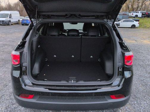 Diamond Black Crystal Pearlcoat 2026 Jeep Compass Limited