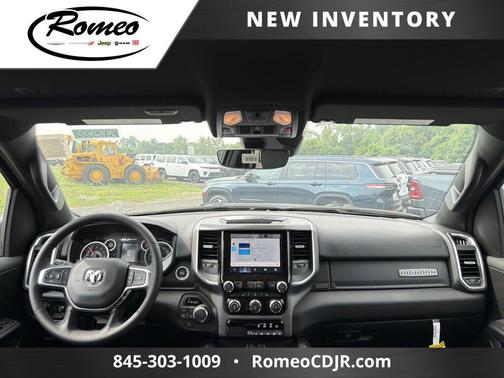 Diamond Black Crystal Pearlcoat 2026 RAM 1500 Big Horn/Lone Star