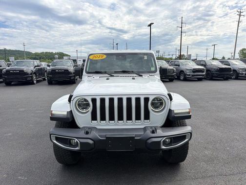 Bright White Clearcoat 2019 Jeep Wrangler Unlimited Sahara