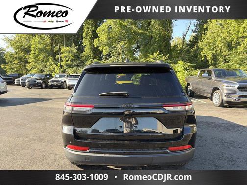 Diamond Black Crystal Pearlcoat 2023 Jeep Grand Cherokee Altitude
