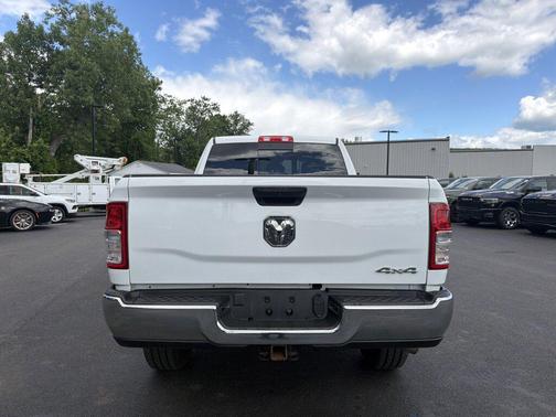 Bright White Clearcoat 2022 RAM 2500 Tradesman Crew Cab 4x4 6'4' Box