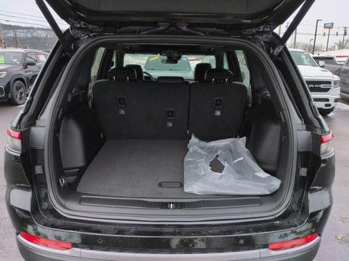 Diamond Black Crystal Pearlcoat 2026 Jeep Grand Cherokee Limited
