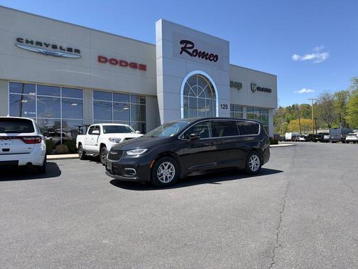 Brilliant Black Crystal Pearlcoat 2023 Chrysler Pacifica Touring L
