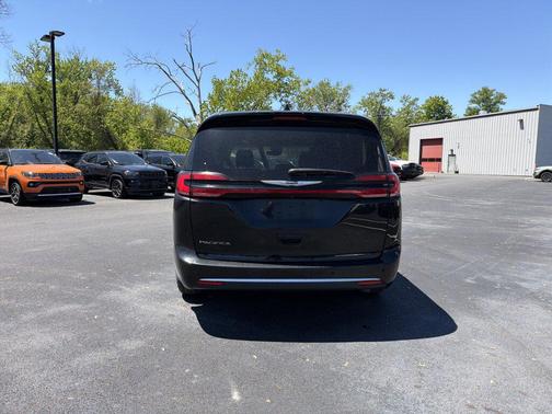 Brilliant Black Crystal Pearlcoat 2023 Chrysler Pacifica Touring L