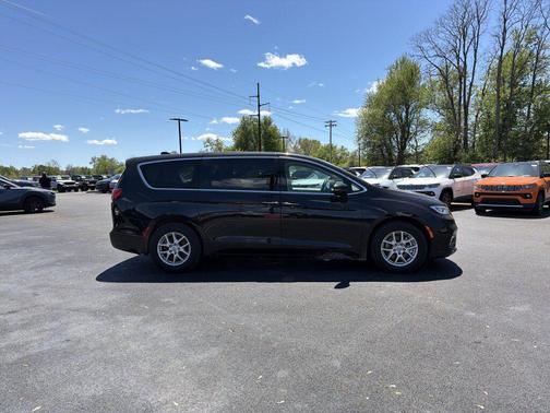 Brilliant Black Crystal Pearlcoat 2023 Chrysler Pacifica Touring L
