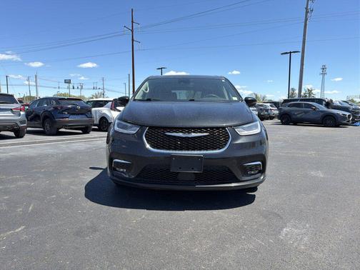 Brilliant Black Crystal Pearlcoat 2023 Chrysler Pacifica Touring L