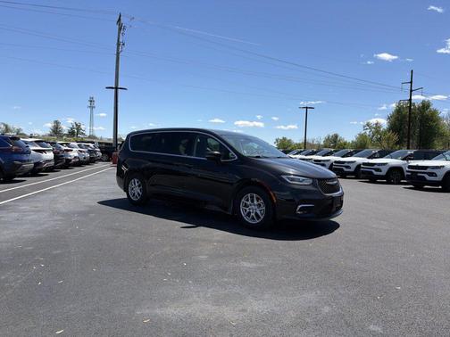 Brilliant Black Crystal Pearlcoat 2023 Chrysler Pacifica Touring L